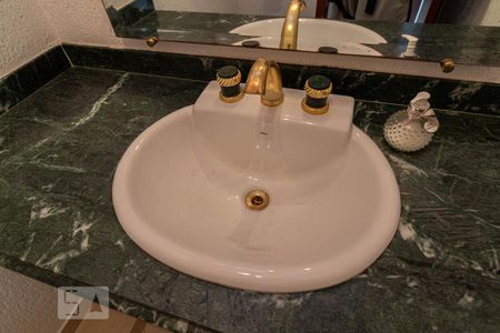 Casa de condomínio à venda com 600m², 4 quartos e 6 vagas Casa de condomínio à venda com 600m², 4 quartos e 6 vagasDetalhe do Lavabo