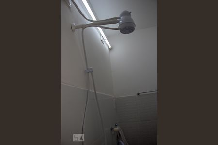 Banheiro de kitnet/studio para alugar com 1 quarto, 16m² em Aclimação, São Paulo