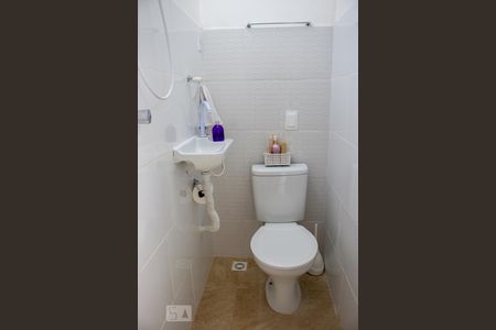 Banheiro de kitnet/studio para alugar com 1 quarto, 16m² em Aclimação, São Paulo