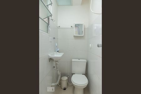 Banheiro de kitnet/studio para alugar com 1 quarto, 14m² em Aclimação, São Paulo