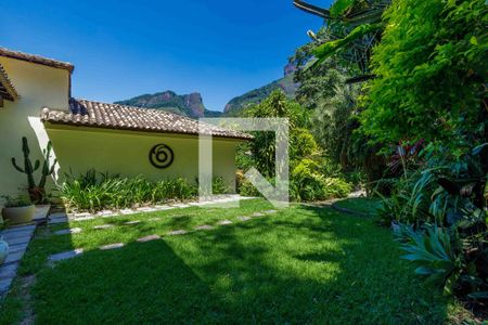 Casa de condomínio à venda com 275m², 4 quartos e 5 vagasEntrada