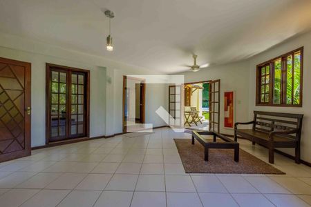 Sala de casa de condomínio para alugar com 4 quartos, 270m² em Itanhangá, Rio de Janeiro