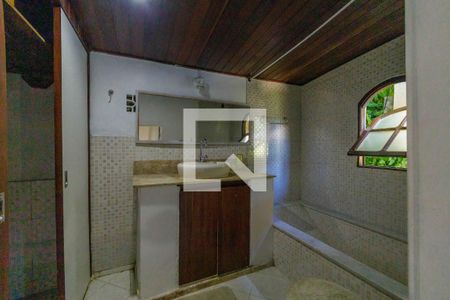 Casa de condomínio à venda com 275m², 4 quartos e 5 vagasBanheiro Suíte 2