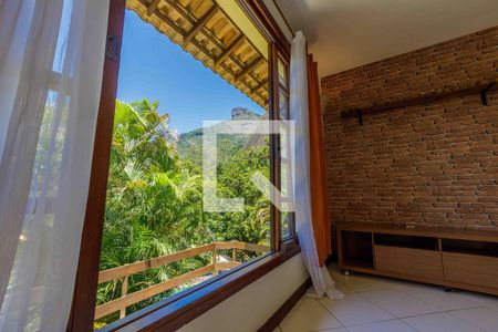 Sala de casa de condomínio para alugar com 4 quartos, 270m² em Itanhangá, Rio de Janeiro