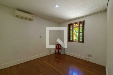 Casa de condomínio à venda com 275m², 4 quartos e 5 vagasQuarto 2