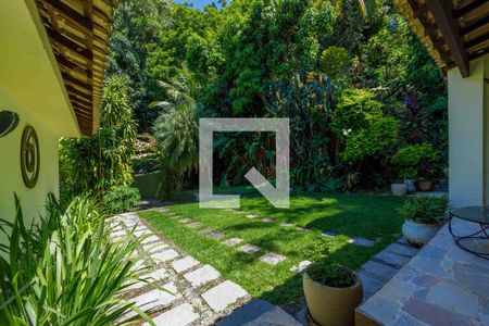 Casa de condomínio à venda com 275m², 4 quartos e 5 vagasEntrada