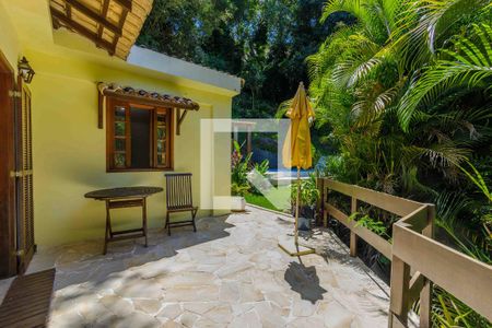 Casa de condomínio à venda com 275m², 4 quartos e 5 vagasQuintal