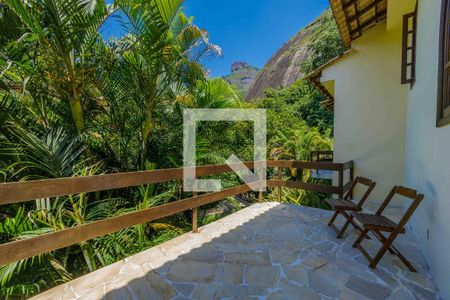 Casa de condomínio à venda com 275m², 4 quartos e 5 vagasQuintal