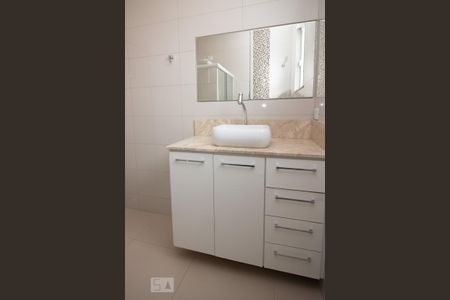 Banheiro de casa para alugar com 3 quartos, 90m² em Higienópolis, Rio de Janeiro