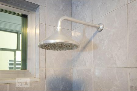 Chuveiro do banheiro de apartamento para alugar com 2 quartos, 70m² em Leblon, Rio de Janeiro