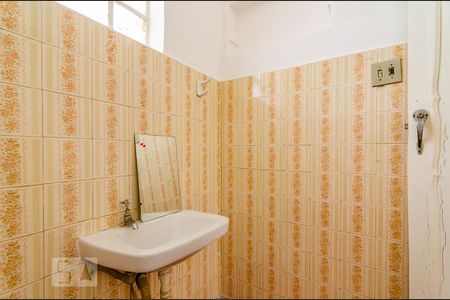 Banheiro de kitnet/studio para alugar com 1 quarto, 70m² em Sagrada Família, Belo Horizonte