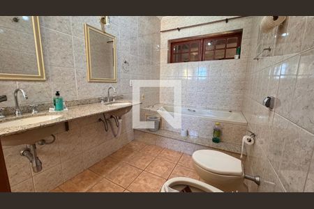 Casa para alugar com 440m², 8 quartos e 4 vagasBanheiro da Suíte 1