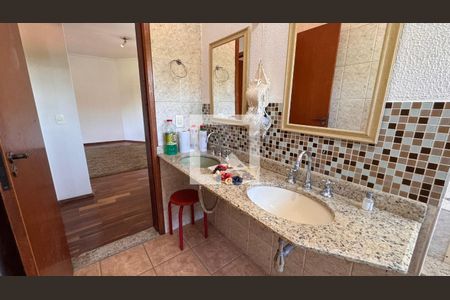 Casa para alugar com 440m², 8 quartos e 4 vagasBanheiro 2 Casa 1