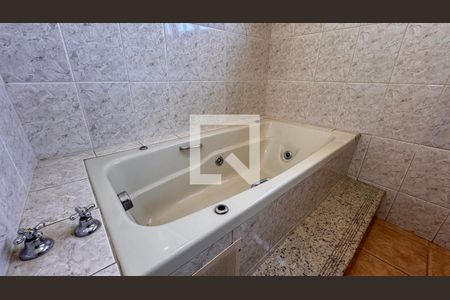 Casa para alugar com 440m², 8 quartos e 4 vagasBanheiro 2 Casa 1