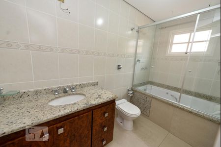 Banheiro suite 1 de casa para alugar com 3 quartos, 212m² em Jardim Santa Clara, Guarulhos