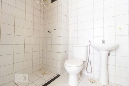 Banheiro de kitnet/studio para alugar com 1 quarto, 40m² em Asa Norte, Brasília