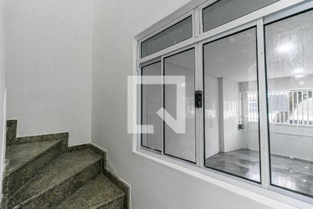 Escadas de casa para alugar com 3 quartos, 160m² em Vila Gomes Cardim, São Paulo