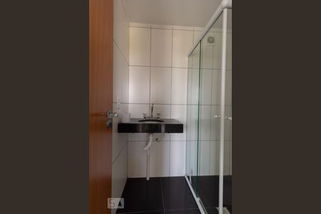banheiro social de apartamento para alugar com 2 quartos, 48m² em Protásio Alves, Porto Alegre