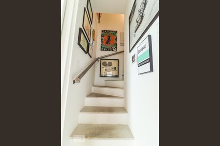 Apartamento para alugar com 110m², 2 quartos e 2 vagas Apartamento para alugar com 110m², 2 quartos e 2 vagasEscada para Quarto 2 - Suíte e Mezanino