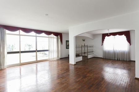 Casa à venda com 387m², 4 quartos e 6 vagasSala