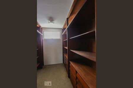 Casa à venda com 387m², 4 quartos e 6 vagasCloset