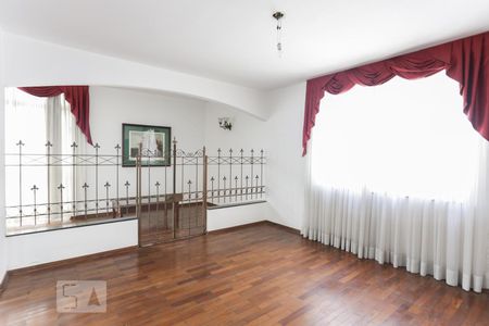 Casa à venda com 387m², 4 quartos e 6 vagasSala