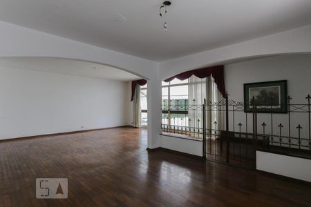 Casa à venda com 387m², 4 quartos e 6 vagasSala