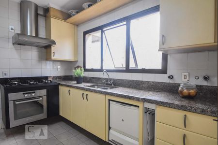 Apartamento à venda com 230m², 4 quartos e 4 vagasCozinha 