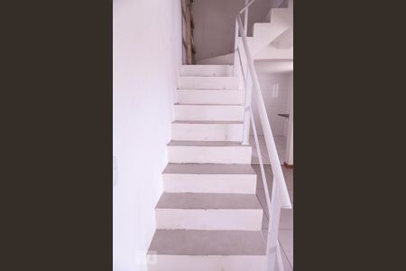 Casa de condomínio à venda com 70m², 2 quartos e 1 vagaEscada