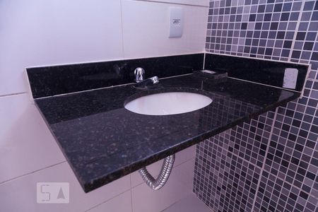 banheiro suite 2 de casa de condomínio à venda com 2 quartos, 70m² em Todos Os Santos, Rio de Janeiro