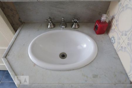 Banheiro de kitnet/studio para alugar com 1 quarto, 24m² em República, São Paulo