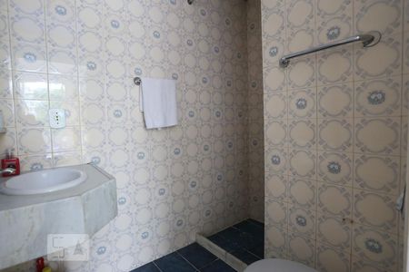 Banheiro de kitnet/studio para alugar com 1 quarto, 24m² em República, São Paulo