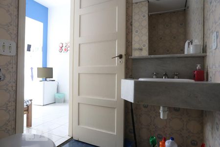 Banheiro de kitnet/studio para alugar com 1 quarto, 24m² em República, São Paulo