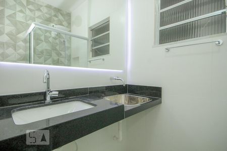 Banheiro de apartamento à venda com 1 quarto, 24m² em Copacabana, Rio de Janeiro