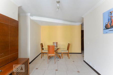 Apartamento à venda com 74m², 2 quartos e 1 vagaSala