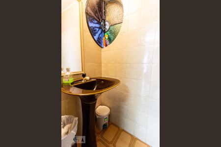 Banheiro 1 de casa para alugar com 3 quartos, 180m² em Floresta, Porto Alegre