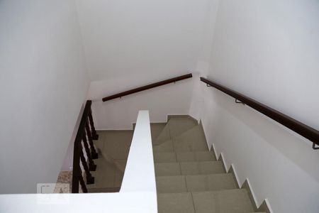 Escada de casa à venda com 2 quartos, 125m² em Vila das Oliveiras, Taboão da Serra