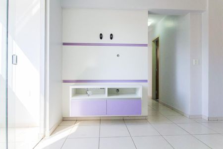 Sala - detalhe rack de apartamento para alugar com 2 quartos, 62m² em St. Negrão de Lima, Goiânia