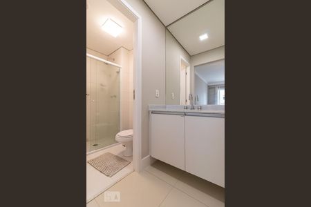Banheiro de apartamento para alugar com 1 quarto, 54m² em Alphaville Industrial, Barueri