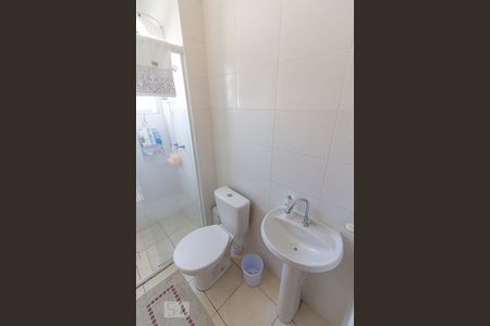 Banheiro de apartamento para alugar com 2 quartos, 44m² em Pinheirinho, Curitiba