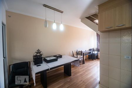 Sala de casa de condomínio para alugar com 2 quartos, 90m² em Vila Ema, São Paulo
