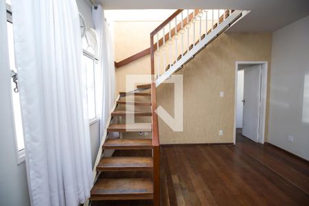 Apartamento à venda com 317m², 4 quartos e 2 vagas Apartamento à venda com 317m², 4 quartos e 2 vagasEscada