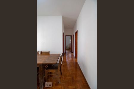 Corredor de apartamento para alugar com 3 quartos, 103m² em Santo Antônio, Belo Horizonte