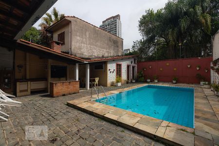 Casa para alugar com 450m², 6 quartos e 8 vagas Casa para alugar com 450m², 6 quartos e 8 vagasQuintal