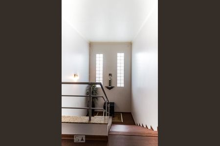 Casa à venda com 370m², 5 quartos e 4 vagasEscada