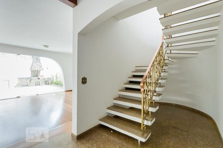 Casa para alugar com 200m², 3 quartos e 3 vagasEscada