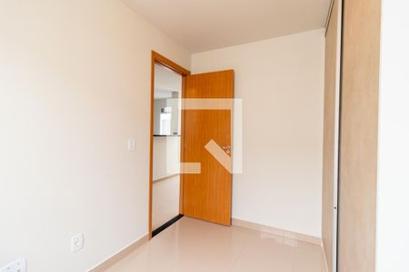 Quarto 2 de apartamento para alugar com 2 quartos, 53m² em Pinheirinho, Curitiba