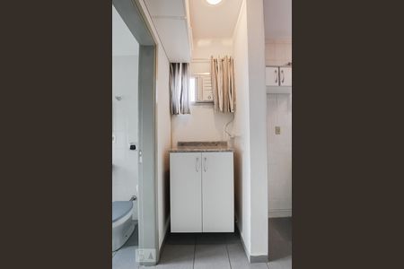 Corredor de kitnet/studio para alugar com 1 quarto, 48m² em Centro, Campinas