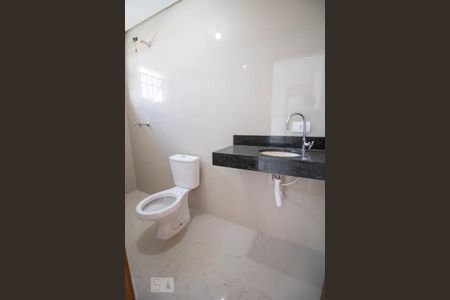 Casa para alugar com 136m², 2 quartos e 4 vagas Casa para alugar com 136m², 2 quartos e 4 vagasBanheiro da Suite 1