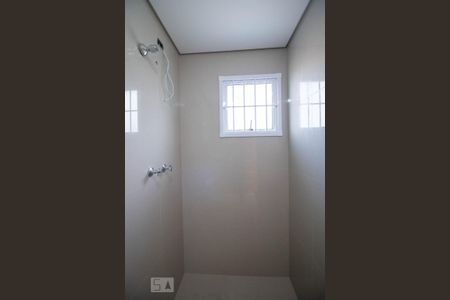 Casa para alugar com 136m², 2 quartos e 4 vagas Casa para alugar com 136m², 2 quartos e 4 vagasBanheiro da Suite 2